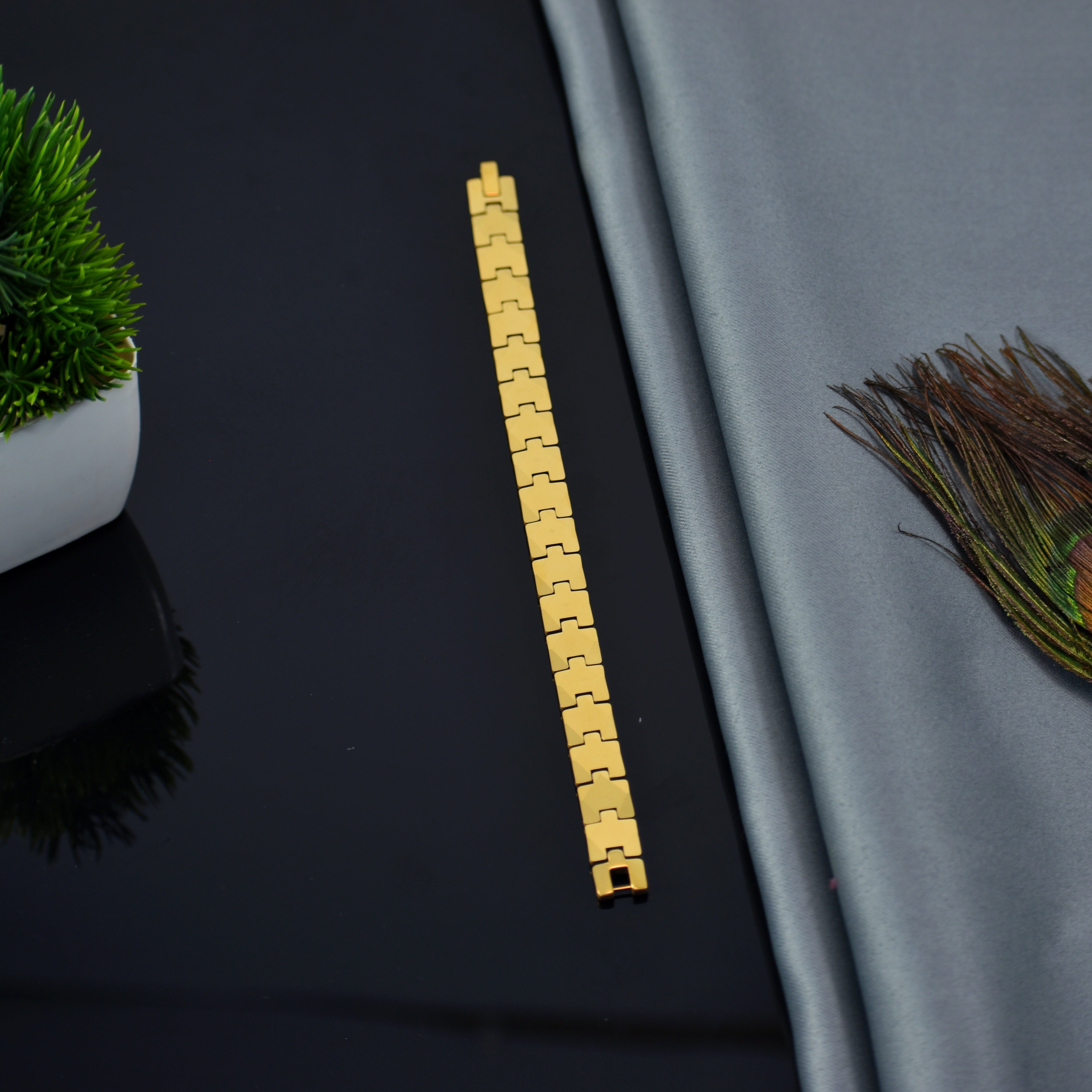 Majestic Glow – Premium Gold Bracelets with Long Lasting Shine