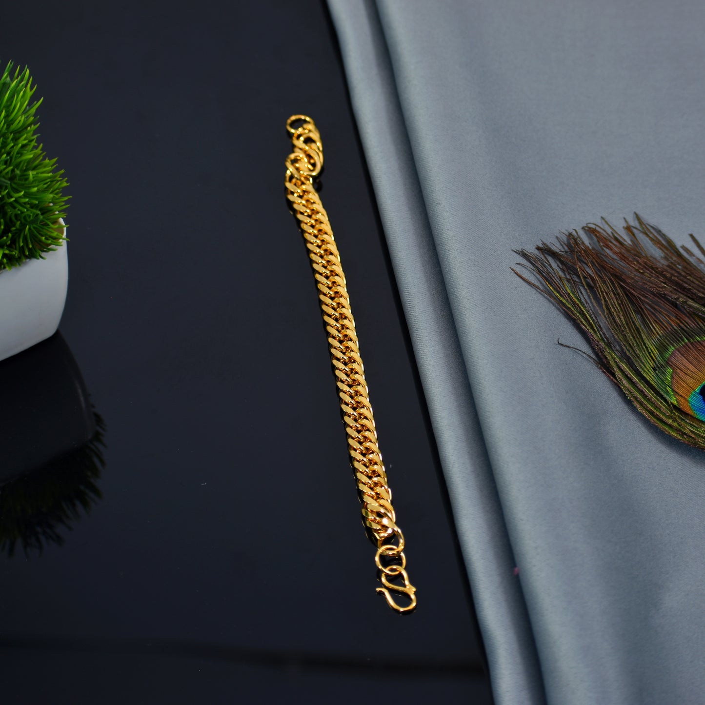 Royal Look Gold Bracelet – Stylish & Durable | Anti Tarnish Finish