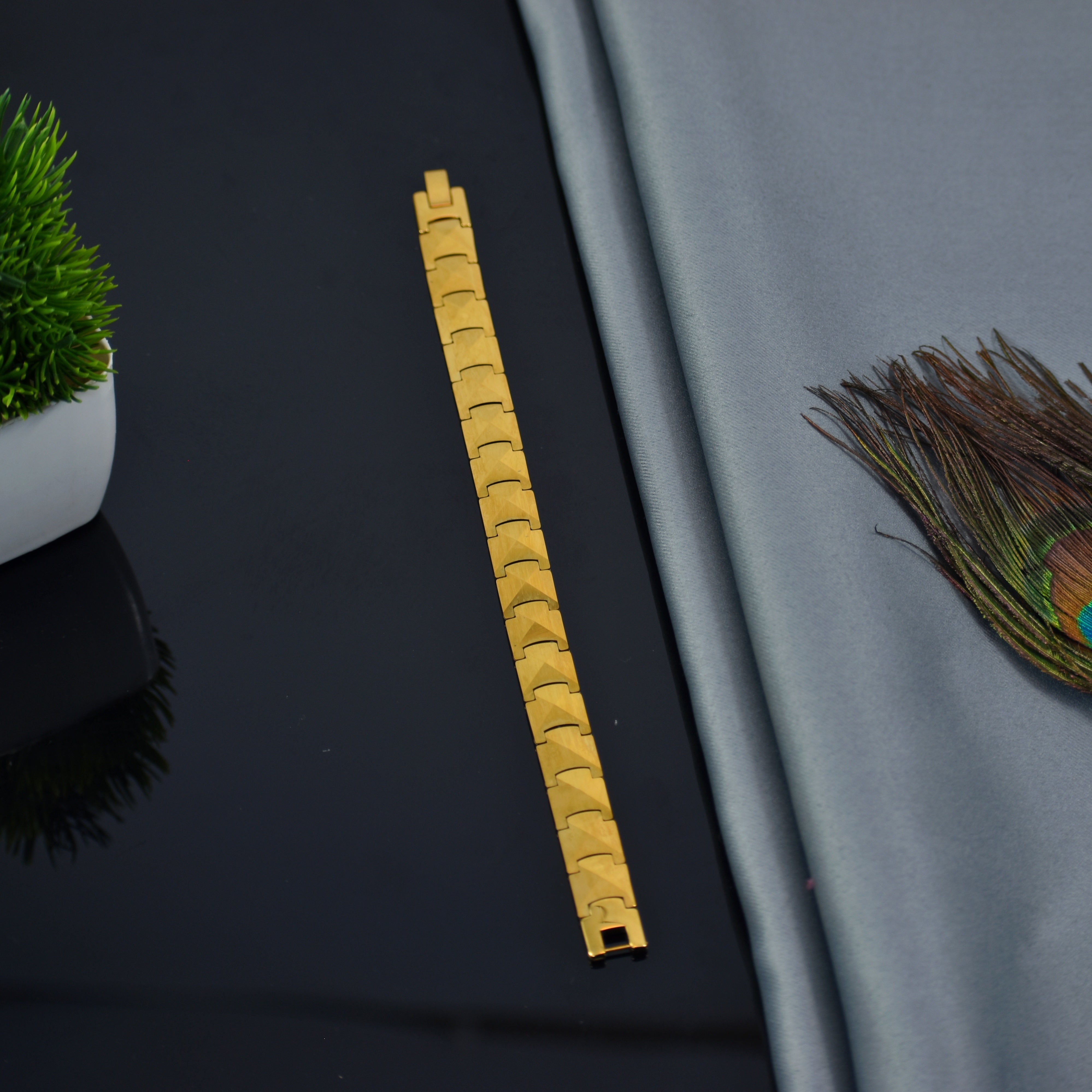 Golden Curve – Premium Magnetic Link Bracelet | Long Lasting Shine | Anti Tarnish