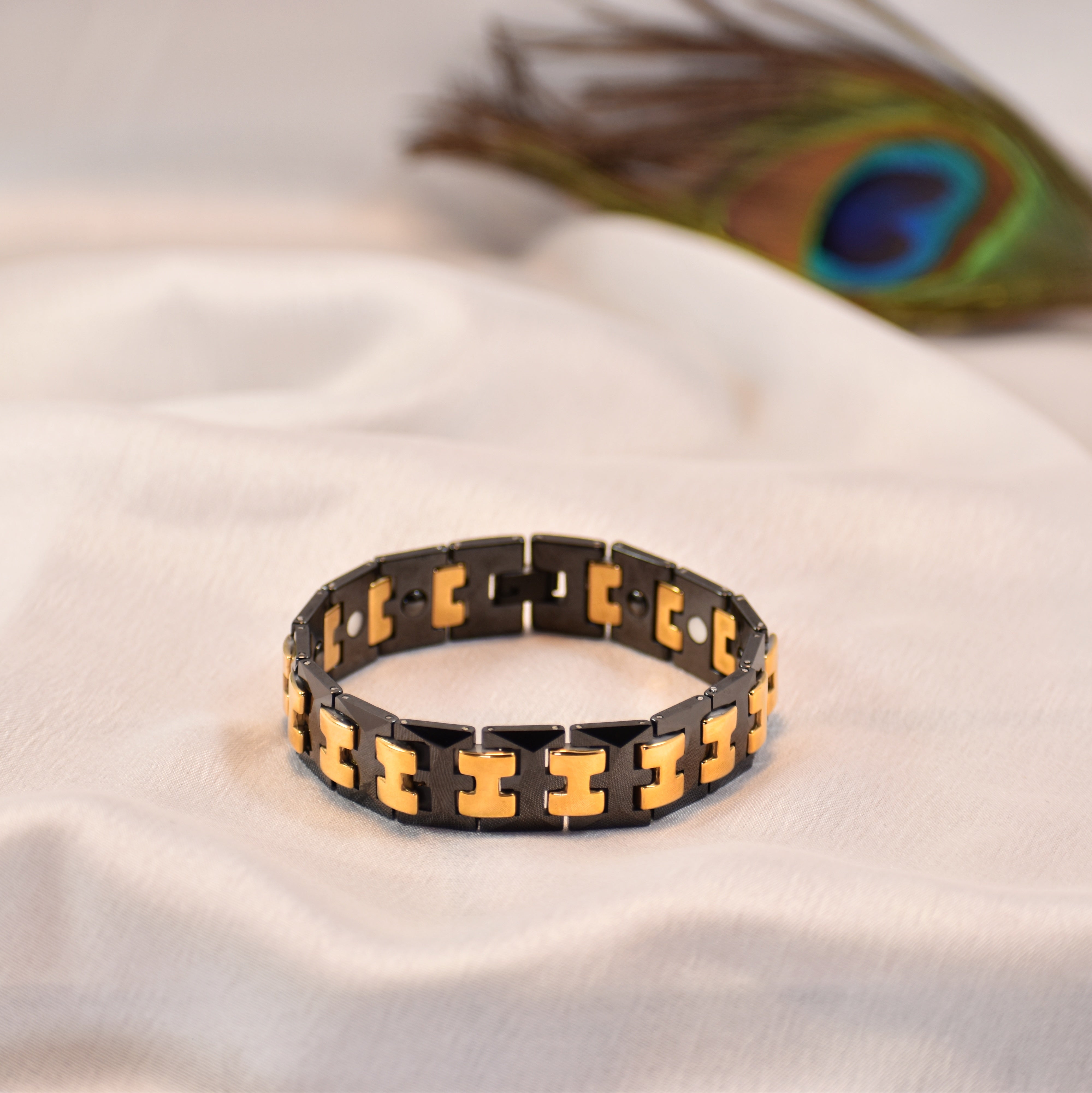 Black & Gold Premium Bracelet – Royal Look | લાંબા સમય સુધી ચમકતું બ્રેસલેટ 🖤