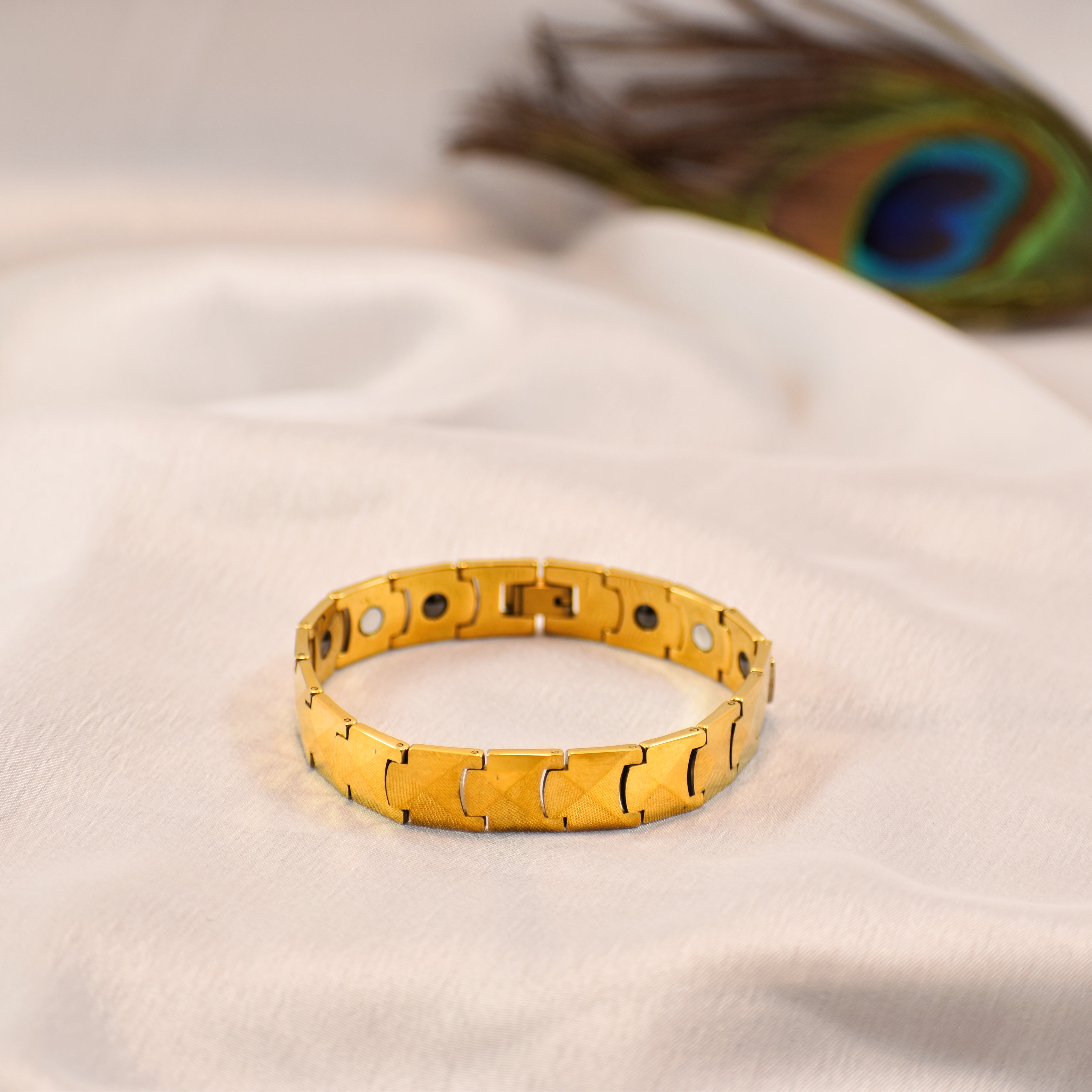 Golden Curve – Premium Magnetic Link Bracelet | Long Lasting Shine | Anti Tarnish