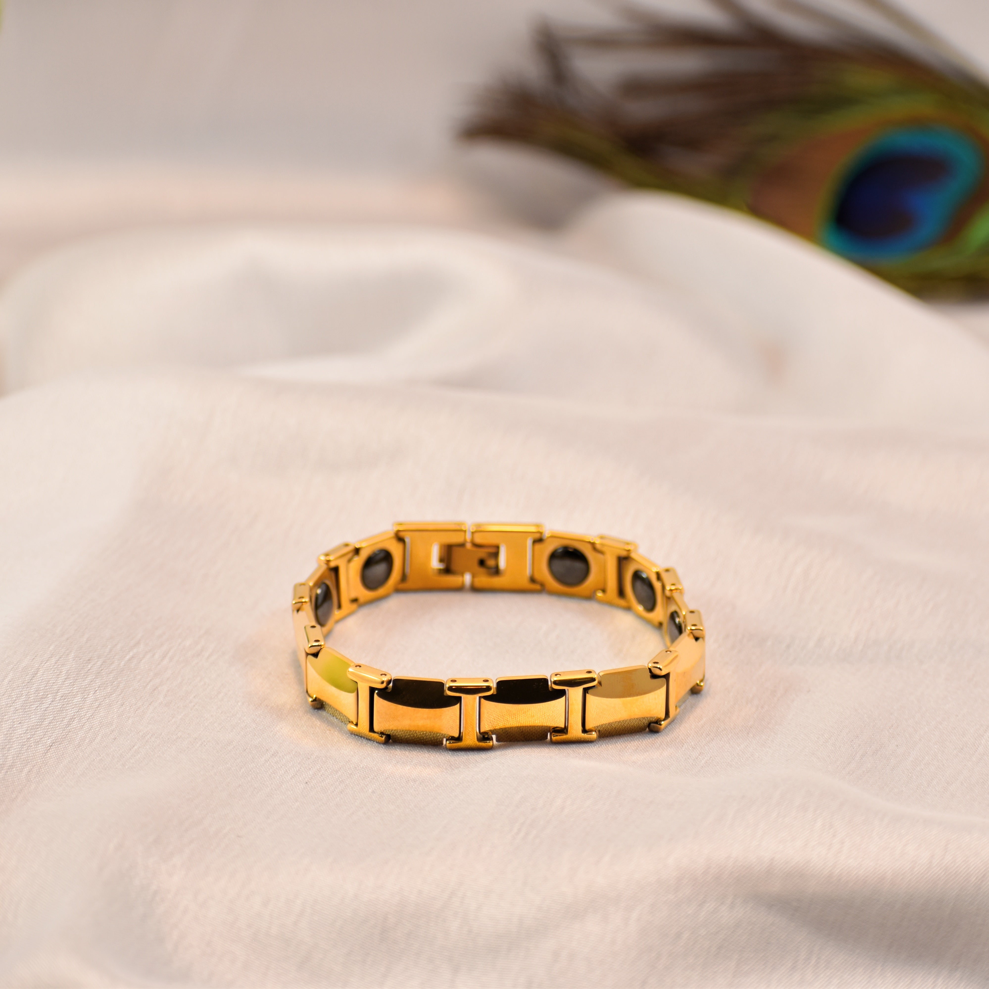 Golden Titan – Premium Magnetic Link Bracelet | Anti Tarnish | 6-12 Month Shine