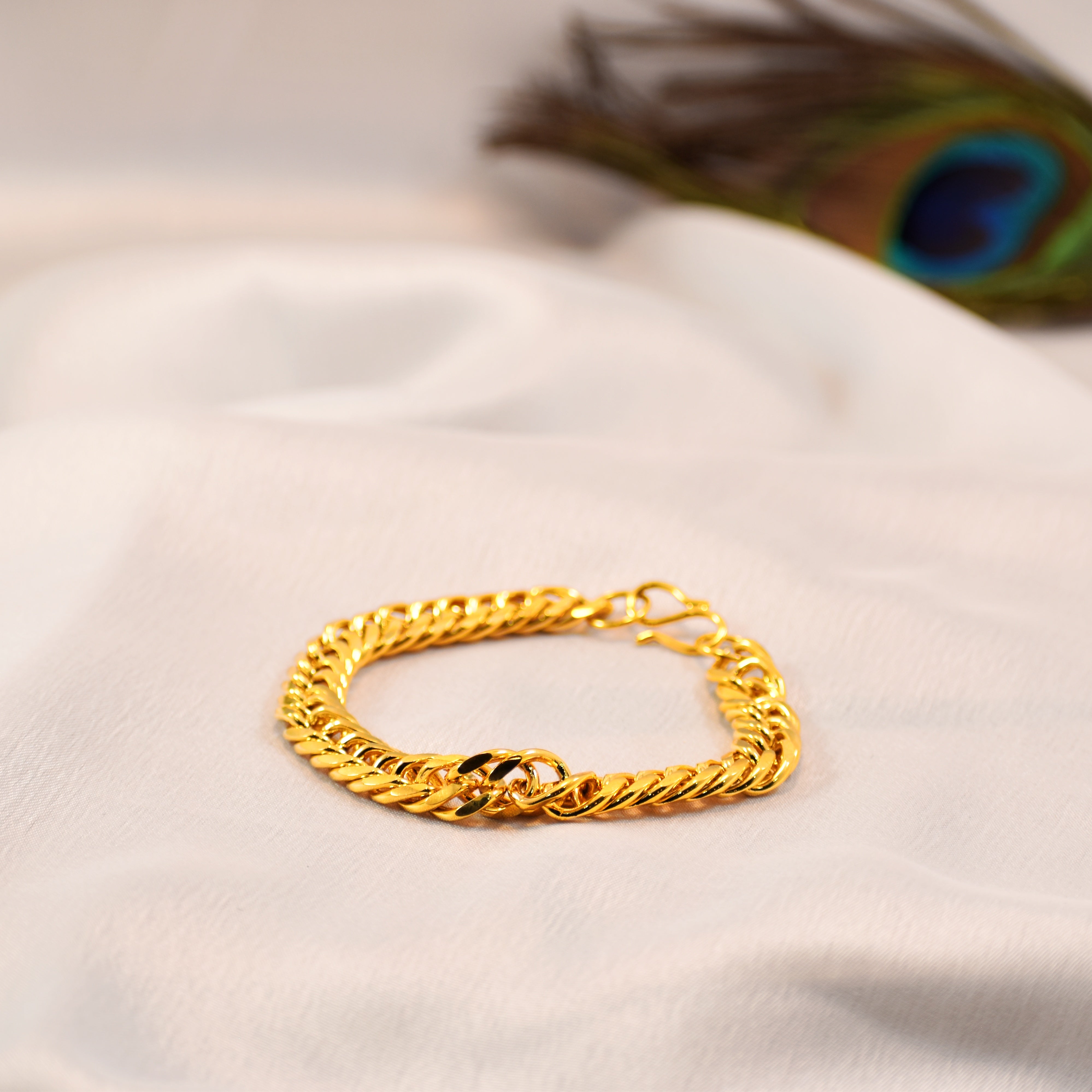 Royal Look Gold Bracelet – Stylish & Durable | Anti Tarnish Finish