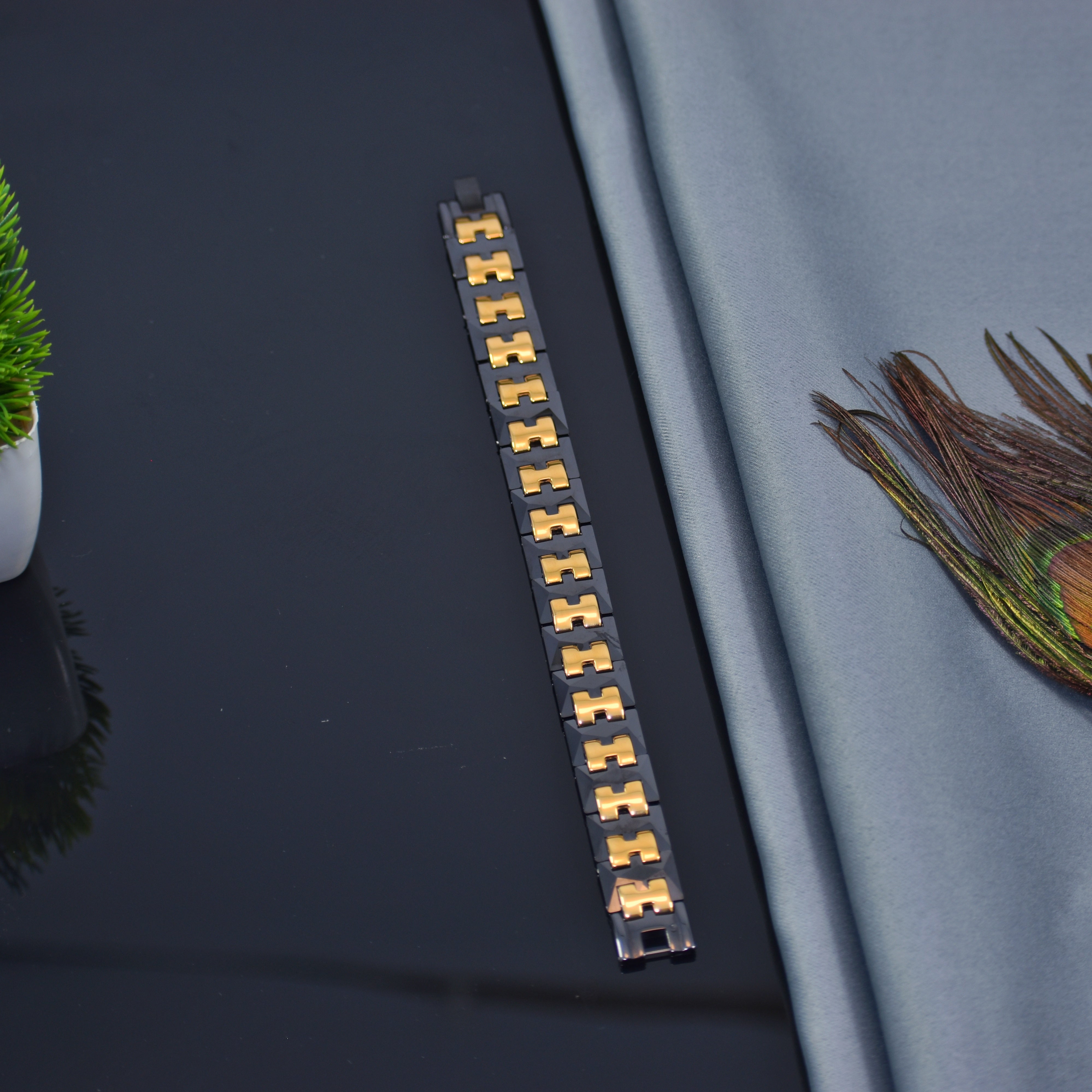 Black & Gold Premium Bracelet – Royal Look | લાંબા સમય સુધી ચમકતું બ્રેસલેટ 🖤