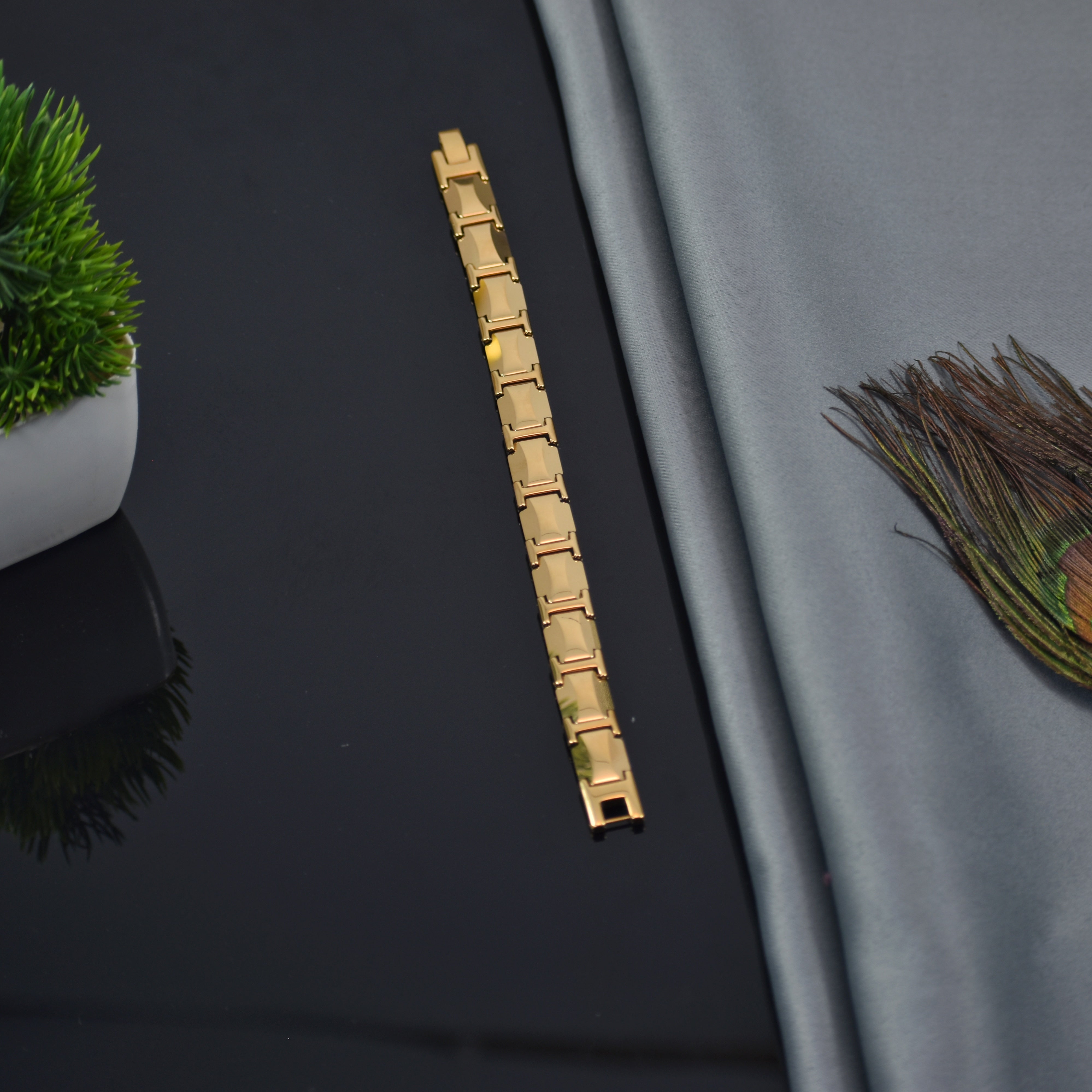 Golden Titan – Premium Magnetic Link Bracelet | Anti Tarnish | 6-12 Month Shine