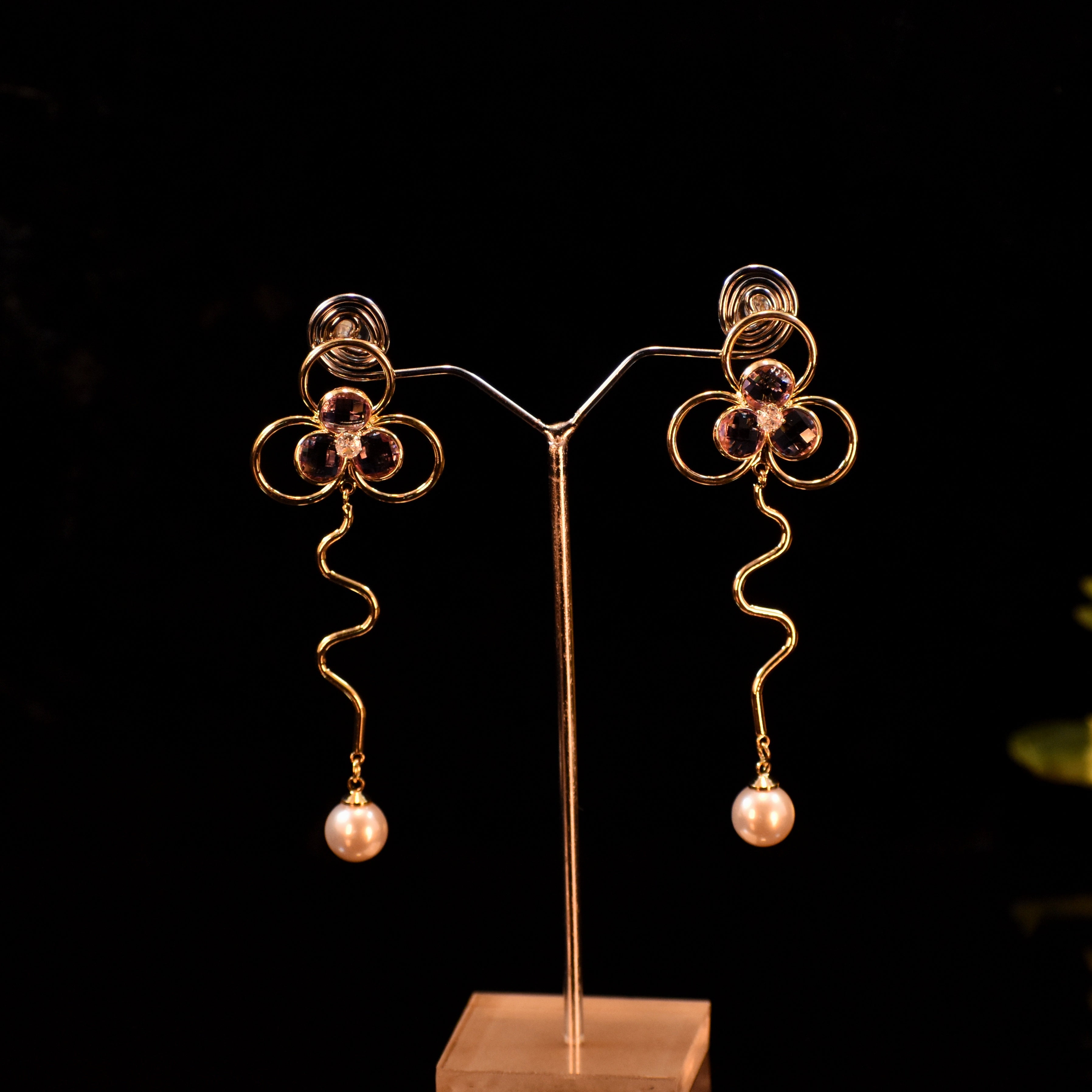 ✨ Premium Floral Wavy Pearl Earrings | Anti-Tarnish | Rust-Free | અનોખી ડિઝાઇન – દૈનિક અને ફંક્શન માટે પરફેક્ટ ✨